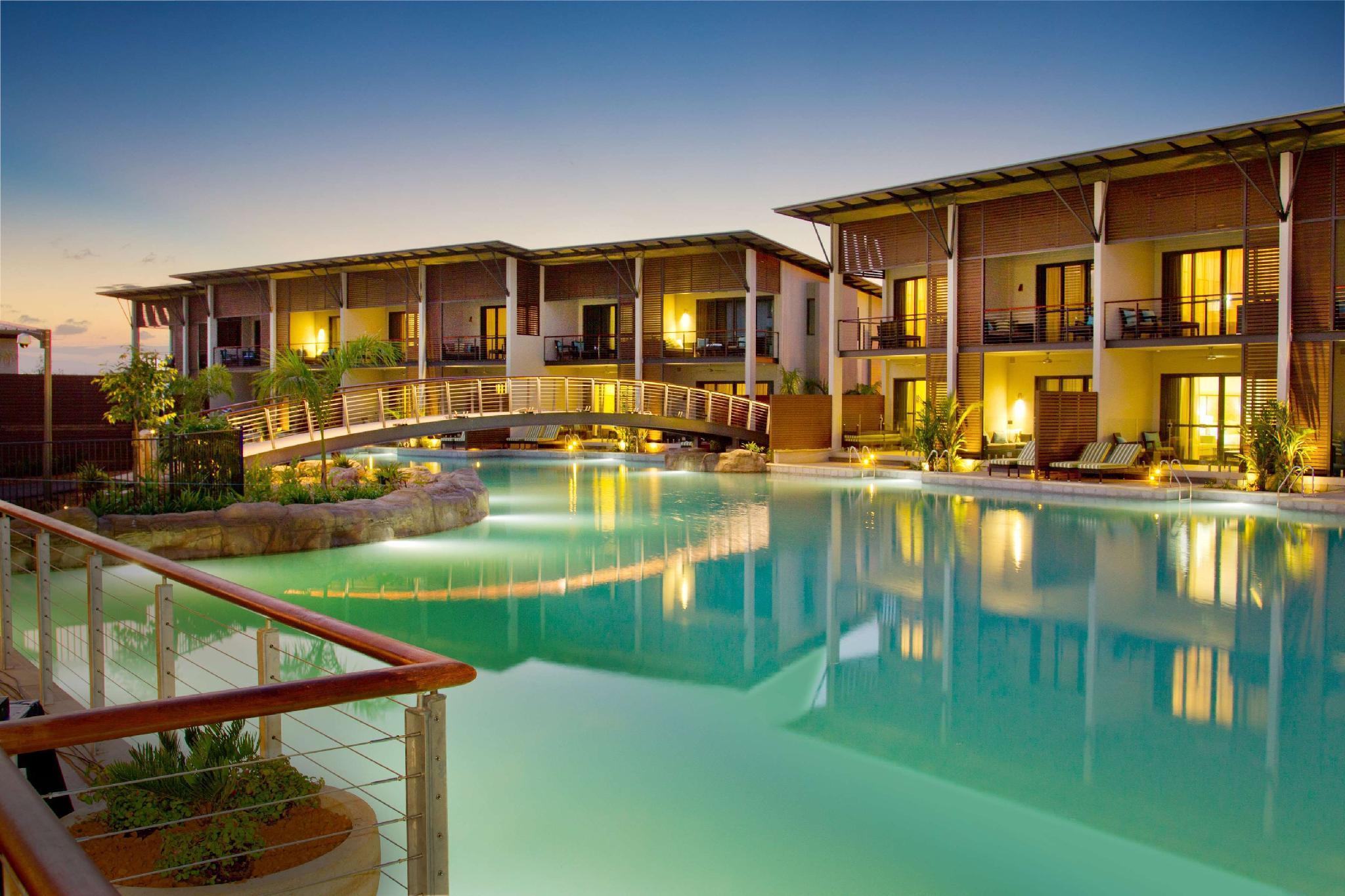 Mindil Beach Casino Resort Darwin Exteriör bild The swimming pool at the resort