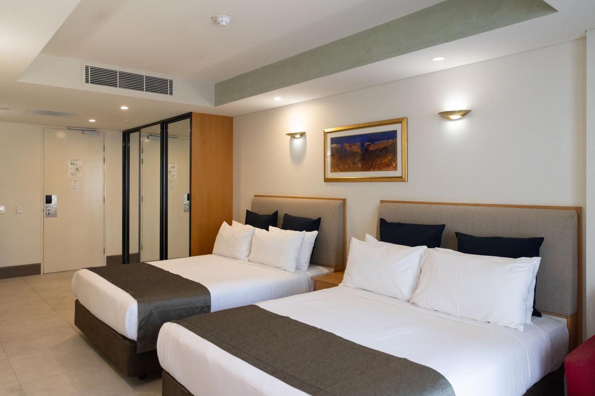 Mindil Beach Casino Resort Darwin Exteriör bild A room at the hotel