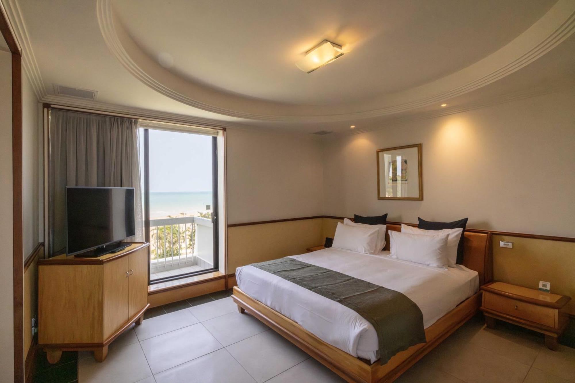 Mindil Beach Casino Resort Darwin Exteriör bild A bedroom at the hotel