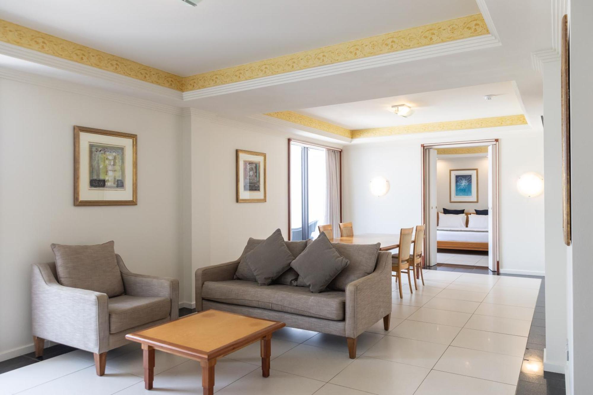Mindil Beach Casino Resort Darwin Exteriör bild A suite at the hotel