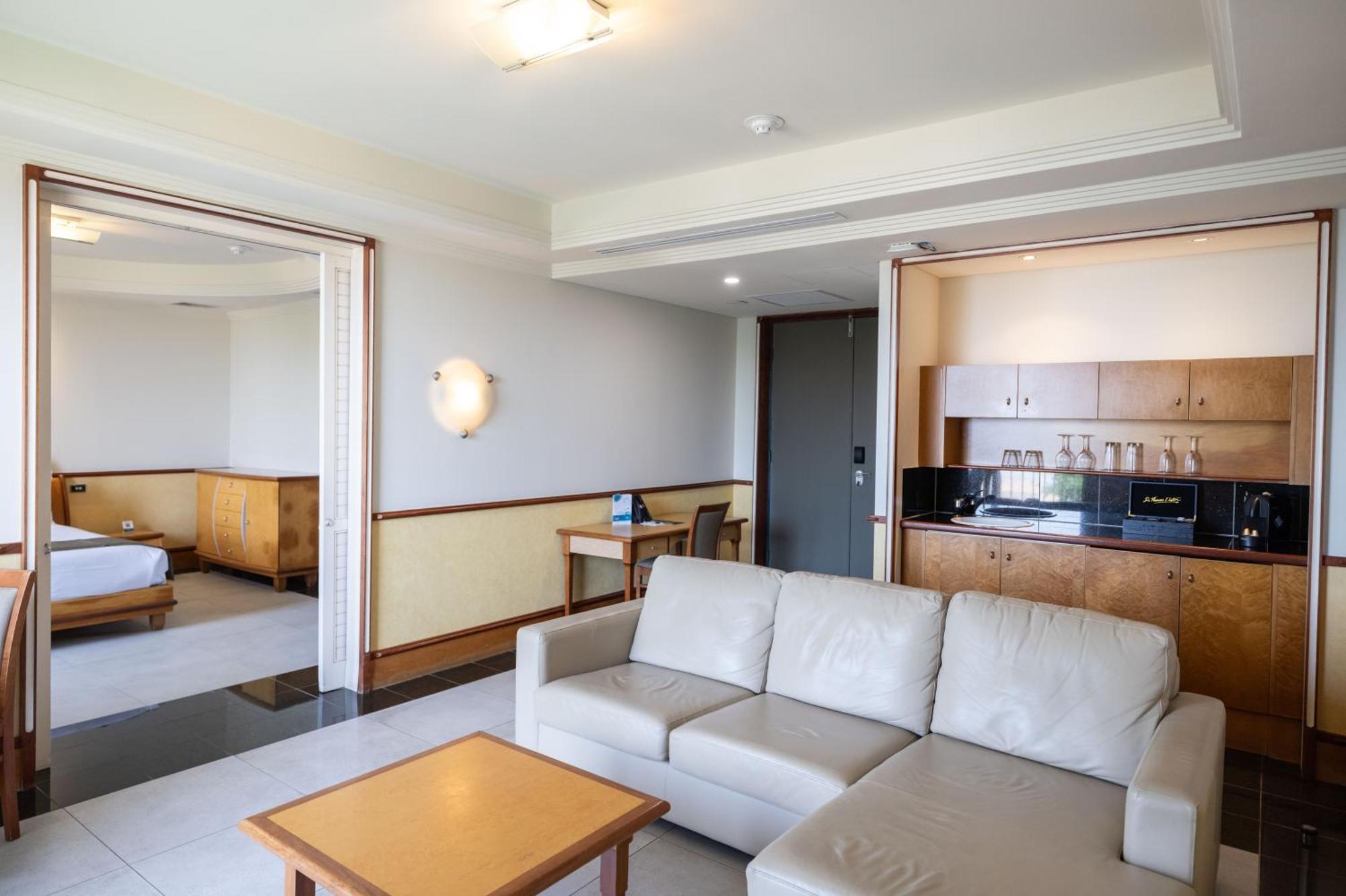 Mindil Beach Casino Resort Darwin Exteriör bild A typical apartment at the hotel