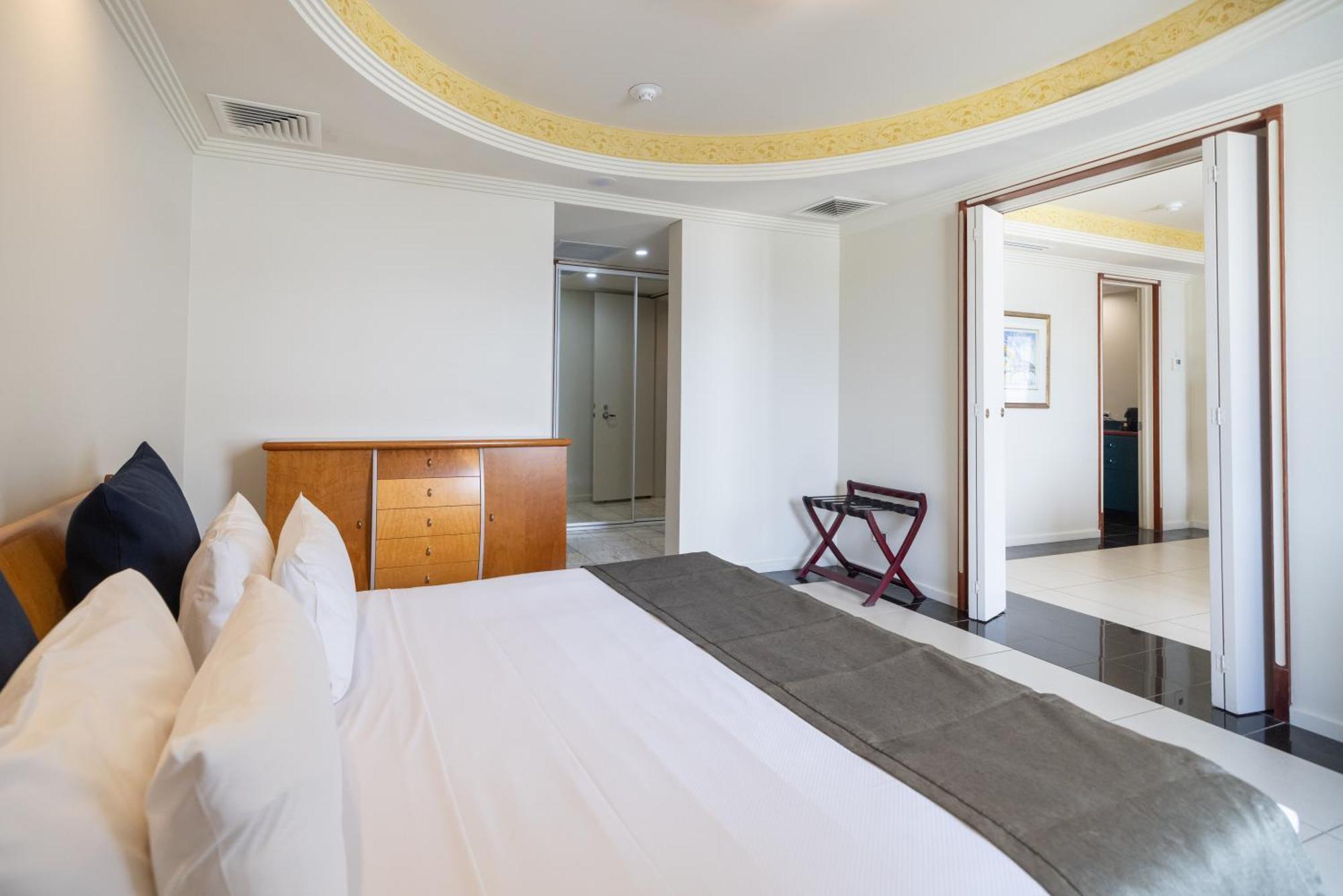 Mindil Beach Casino Resort Darwin Exteriör bild A bedroom at the hotel