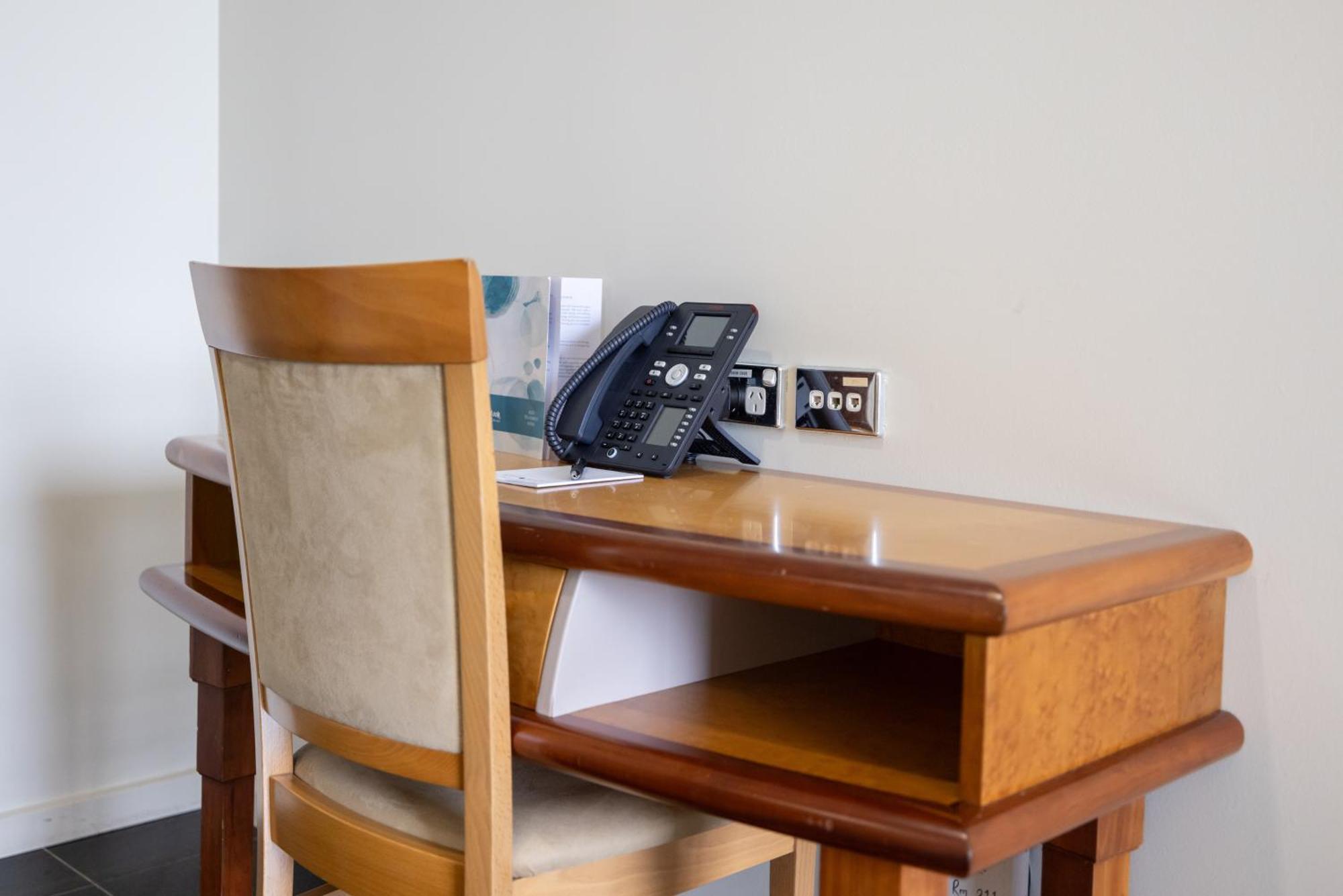 Mindil Beach Casino Resort Darwin Exteriör bild A desk with a telephone