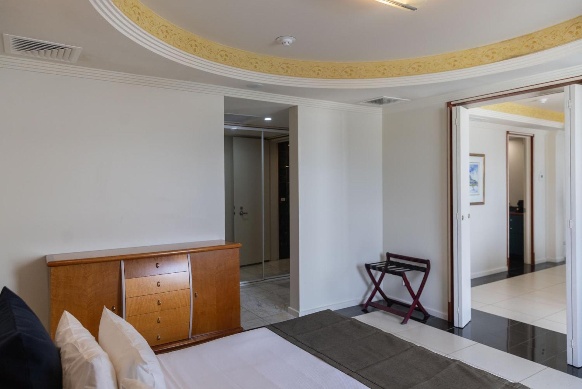 Mindil Beach Casino Resort Darwin Exteriör bild A room at the hotel