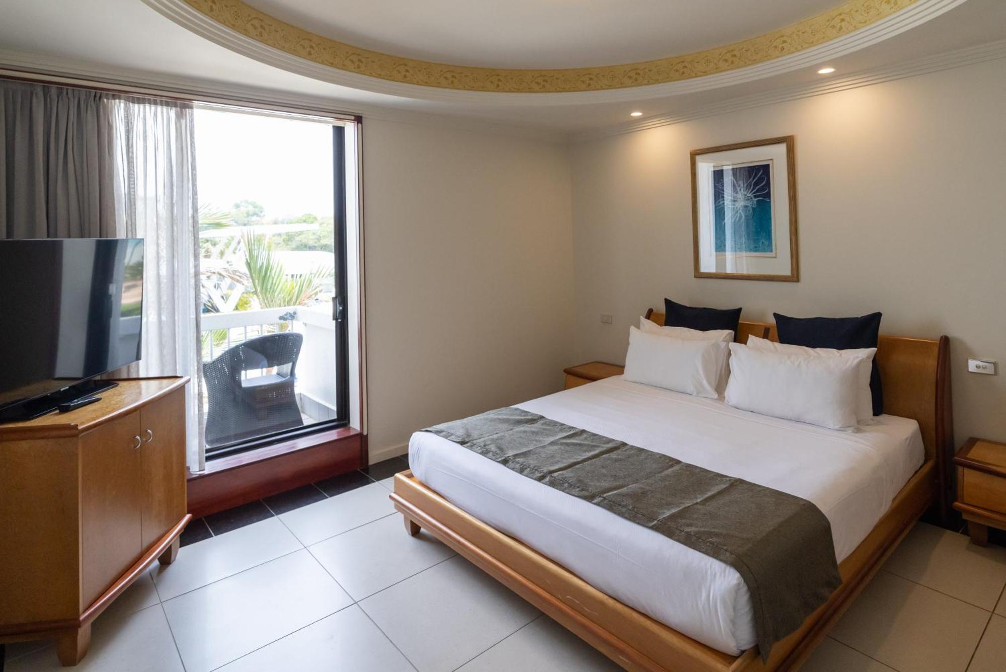 Mindil Beach Casino Resort Darwin Exteriör bild A bedroom at the hotel