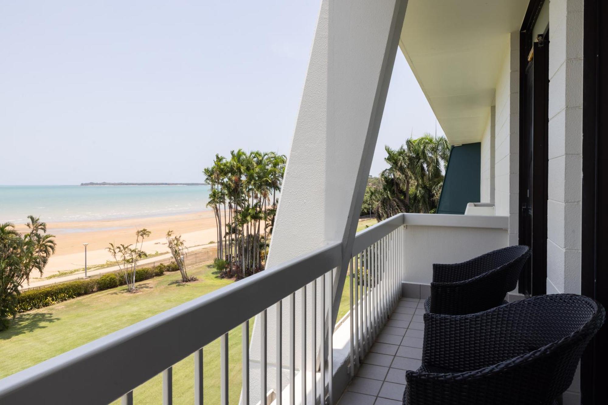 Mindil Beach Casino Resort Darwin Exteriör bild A balcony