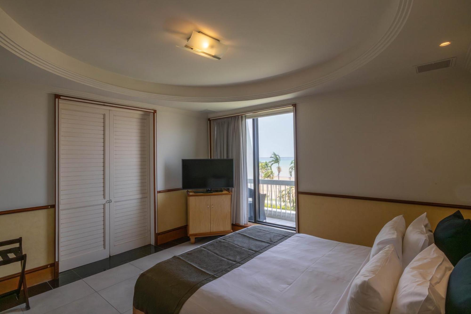 Mindil Beach Casino Resort Darwin Exteriör bild A bedroom at the hotel
