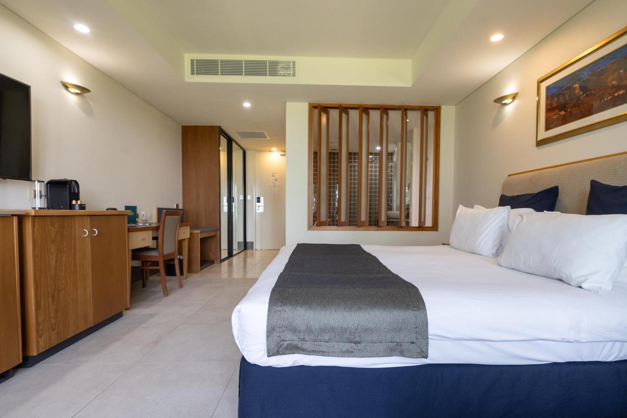 Mindil Beach Casino Resort Darwin Exteriör bild Deluxe Room
