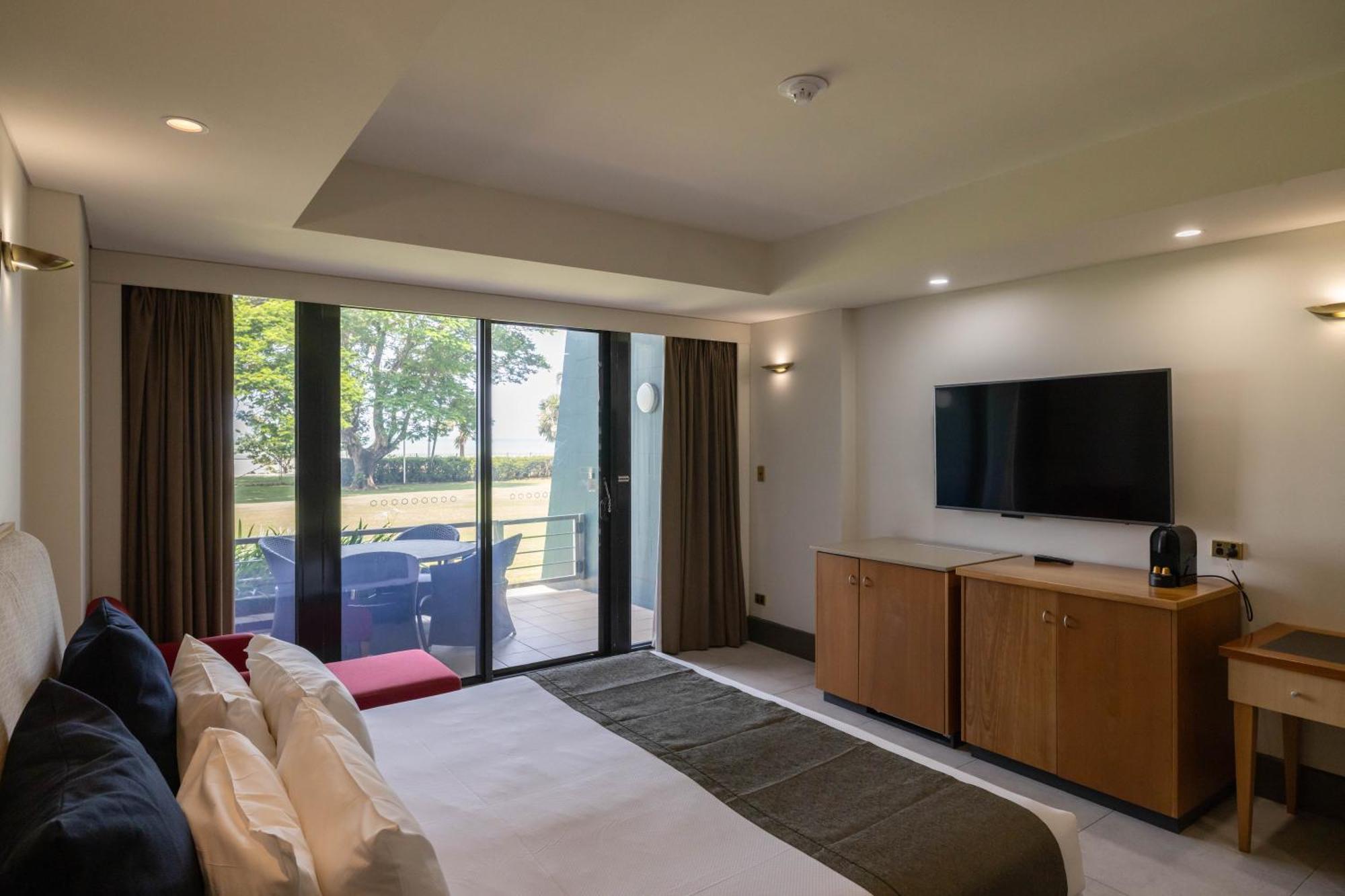 Mindil Beach Casino Resort Darwin Exteriör bild A room at the hotel