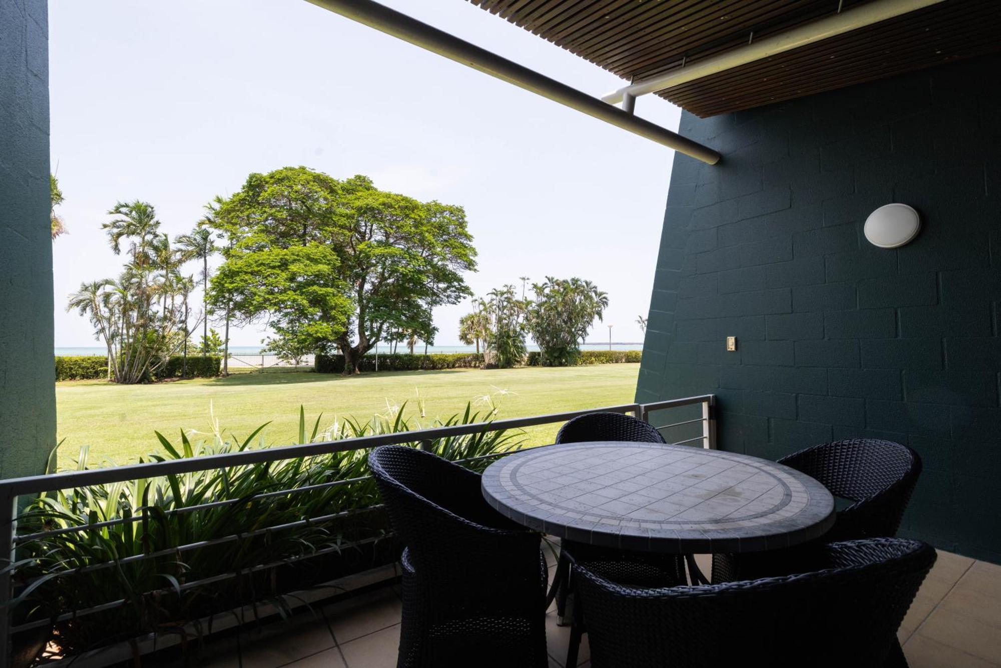 Mindil Beach Casino Resort Darwin Exteriör bild A balcony at the hotel