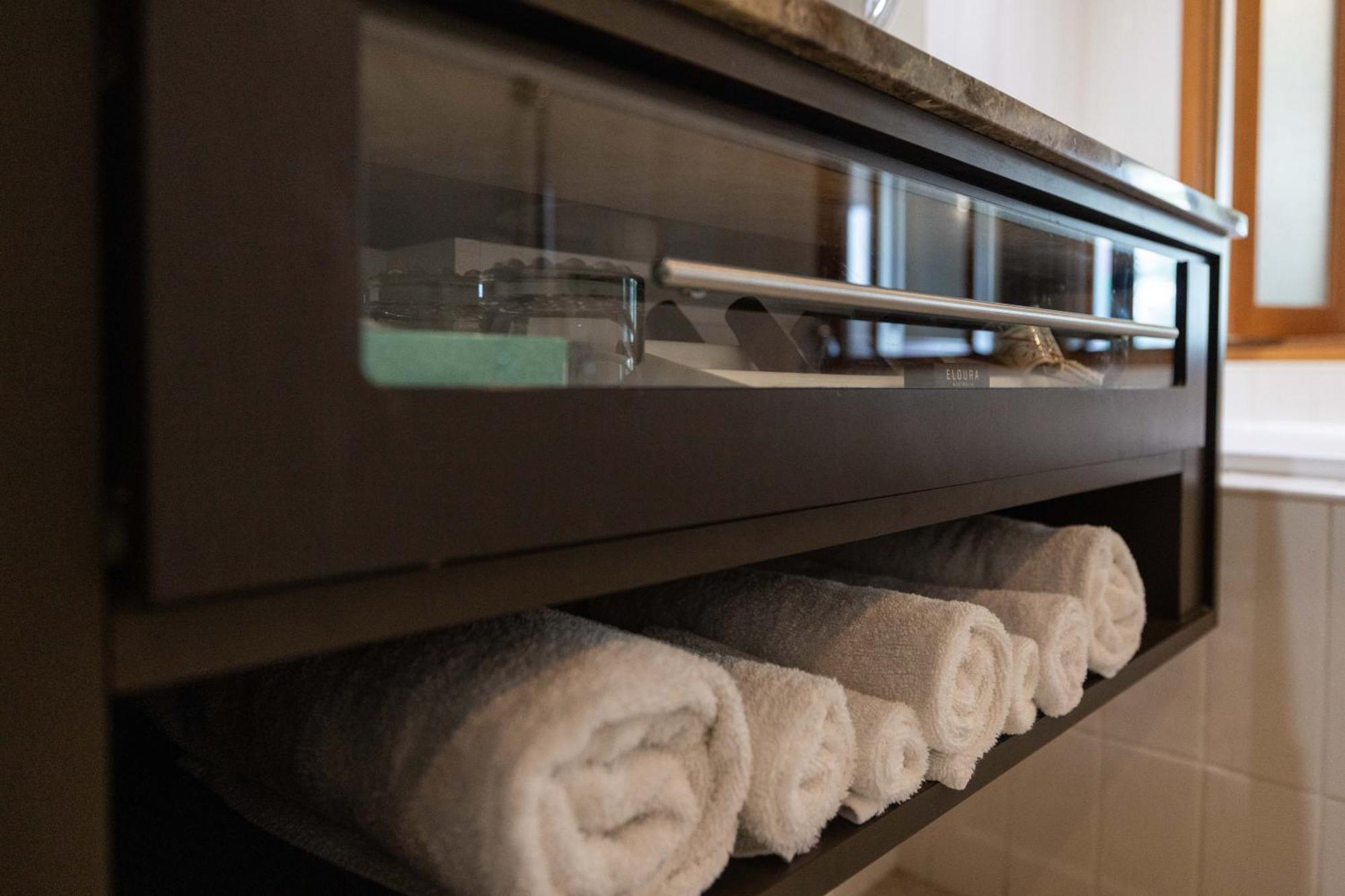 Mindil Beach Casino Resort Darwin Exteriör bild A towel warmer