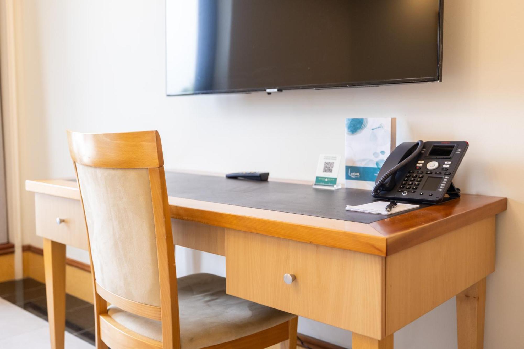 Mindil Beach Casino Resort Darwin Exteriör bild A desk with a chair