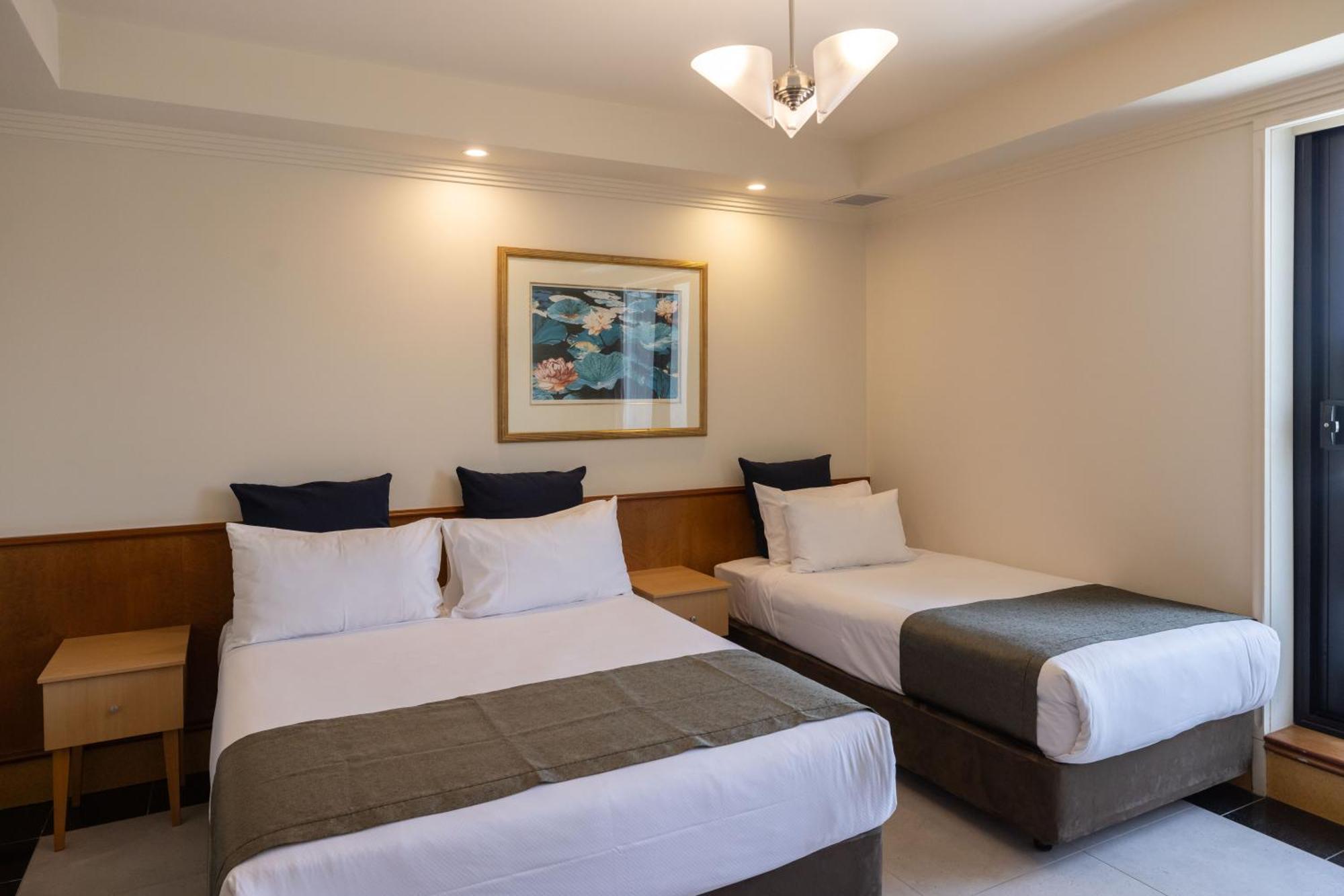 Mindil Beach Casino Resort Darwin Exteriör bild A room at the hotel