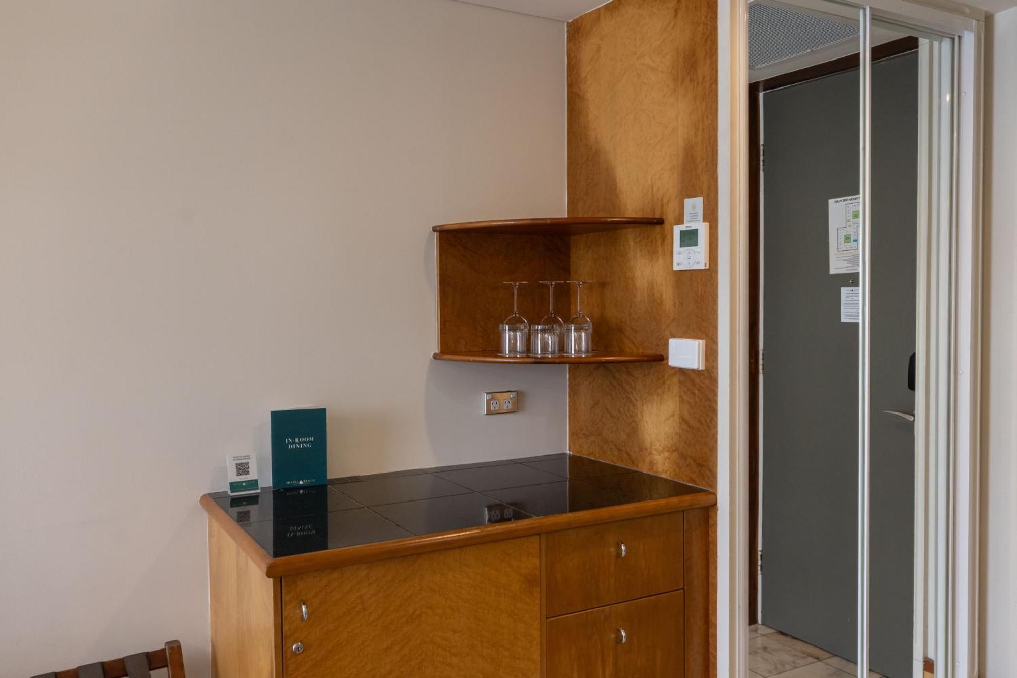 Mindil Beach Casino Resort Darwin Exteriör bild A kitchenette in a hotel room