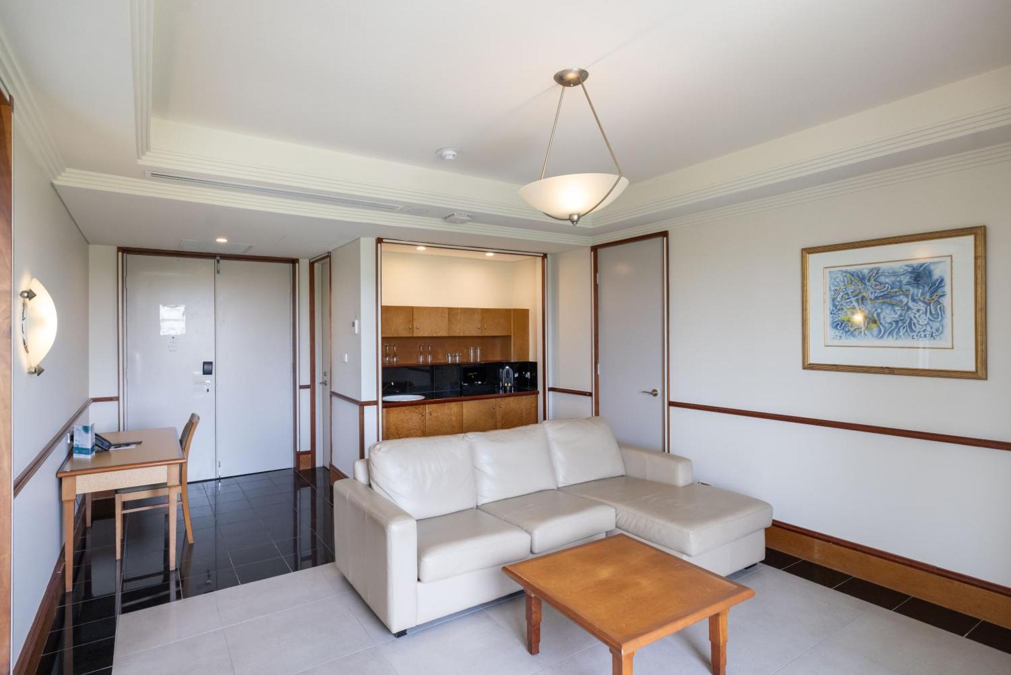 Mindil Beach Casino Resort Darwin Exteriör bild A living room in a typical apartment