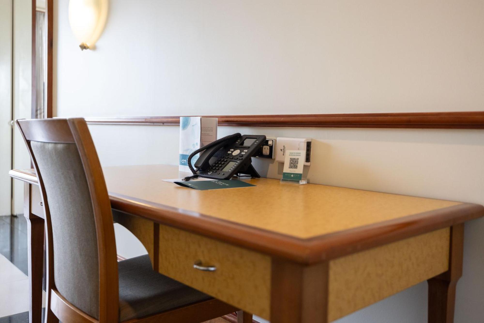 Mindil Beach Casino Resort Darwin Exteriör bild A desk with a telephone