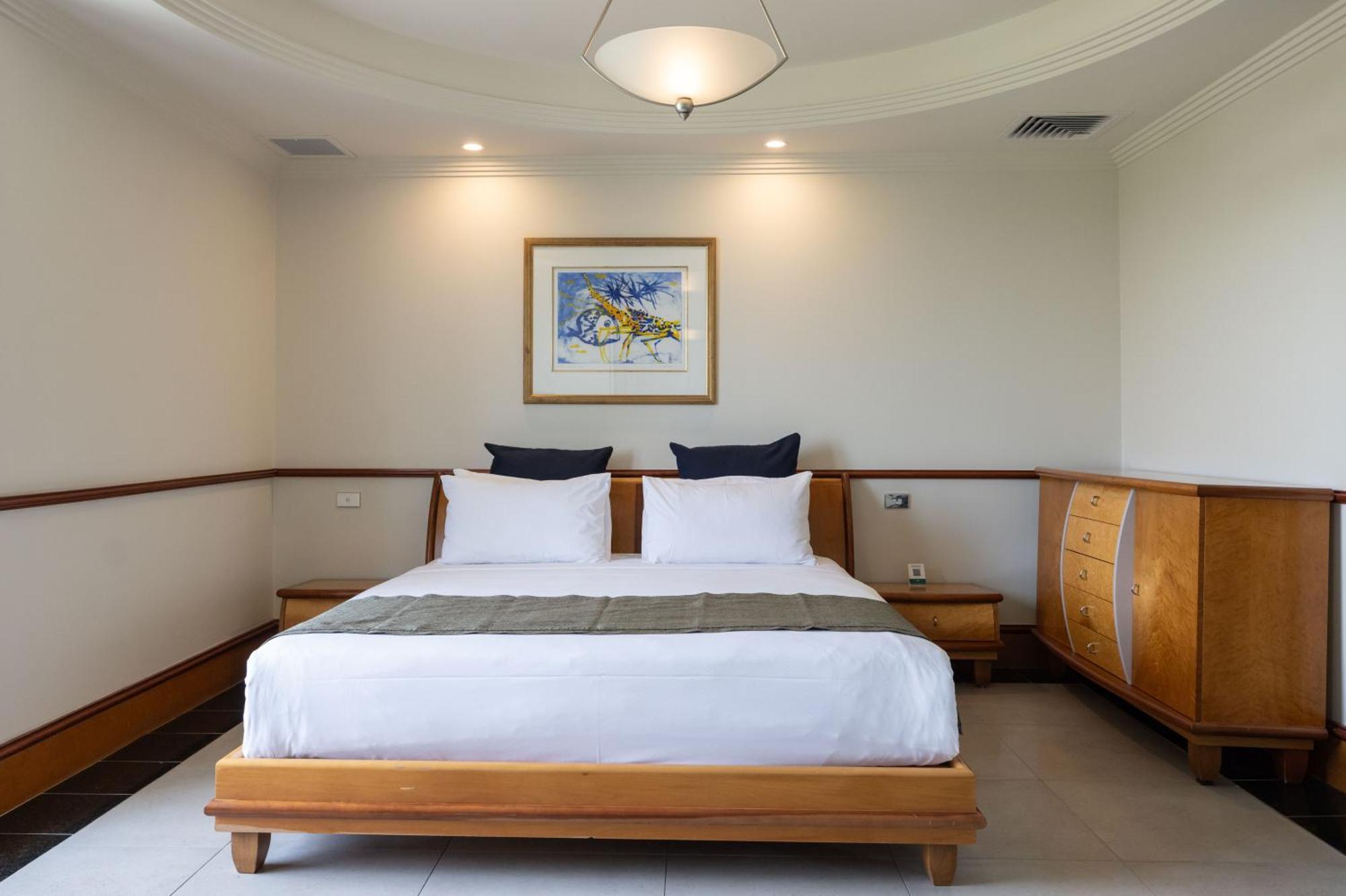 Mindil Beach Casino Resort Darwin Exteriör bild A bedroom at the resort