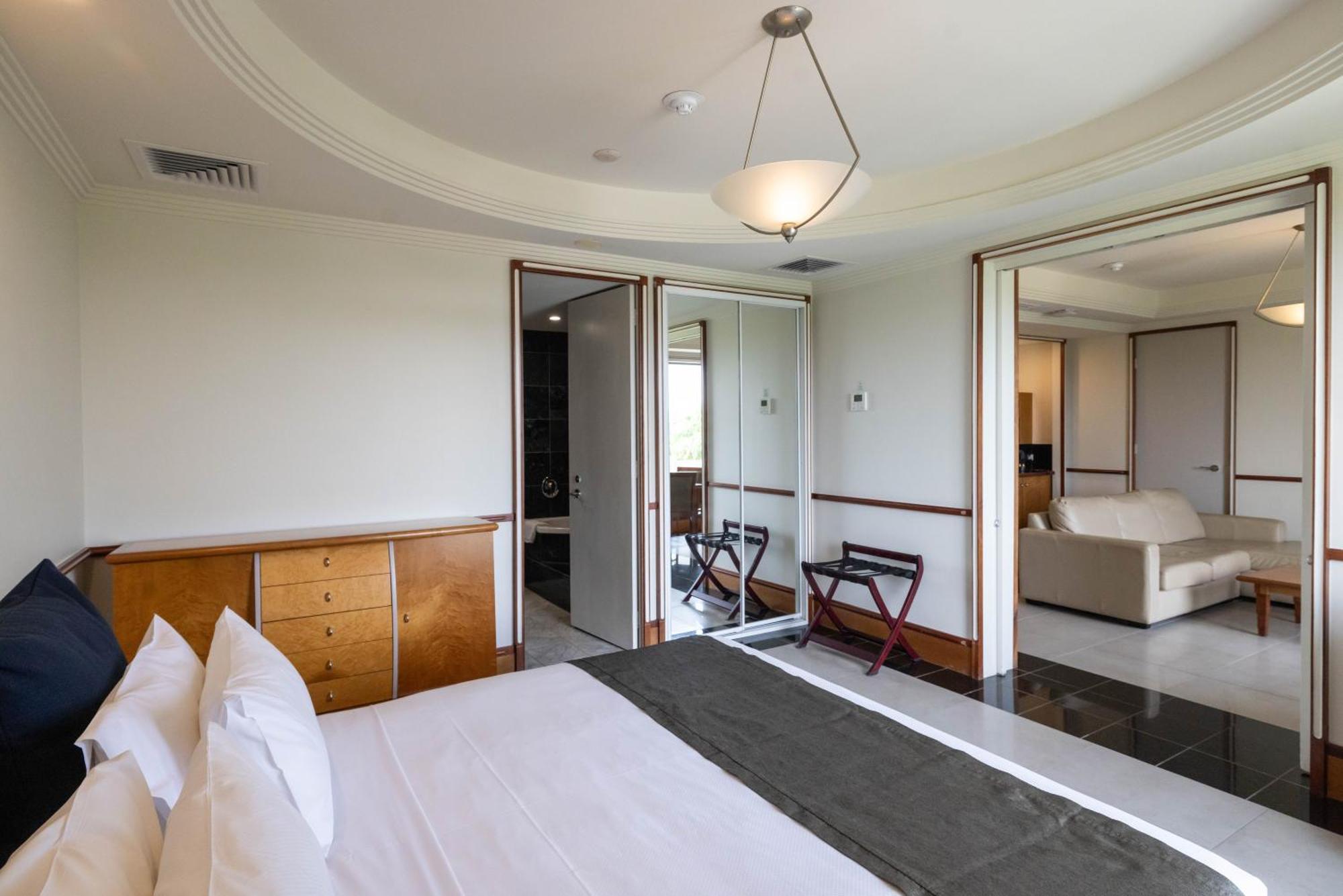 Mindil Beach Casino Resort Darwin Exteriör bild A suite at the hotel
