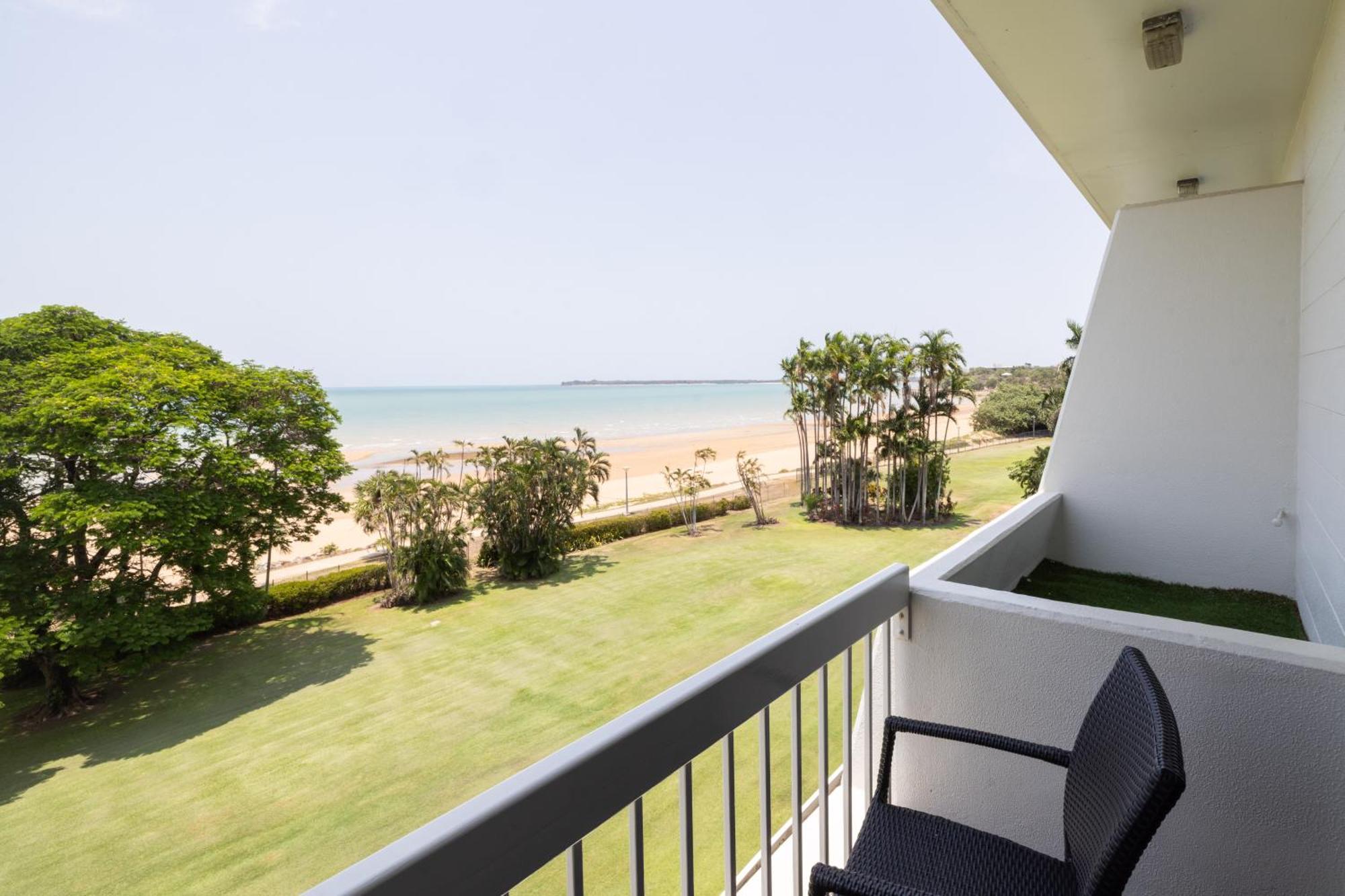 Mindil Beach Casino Resort Darwin Exteriör bild A balcony