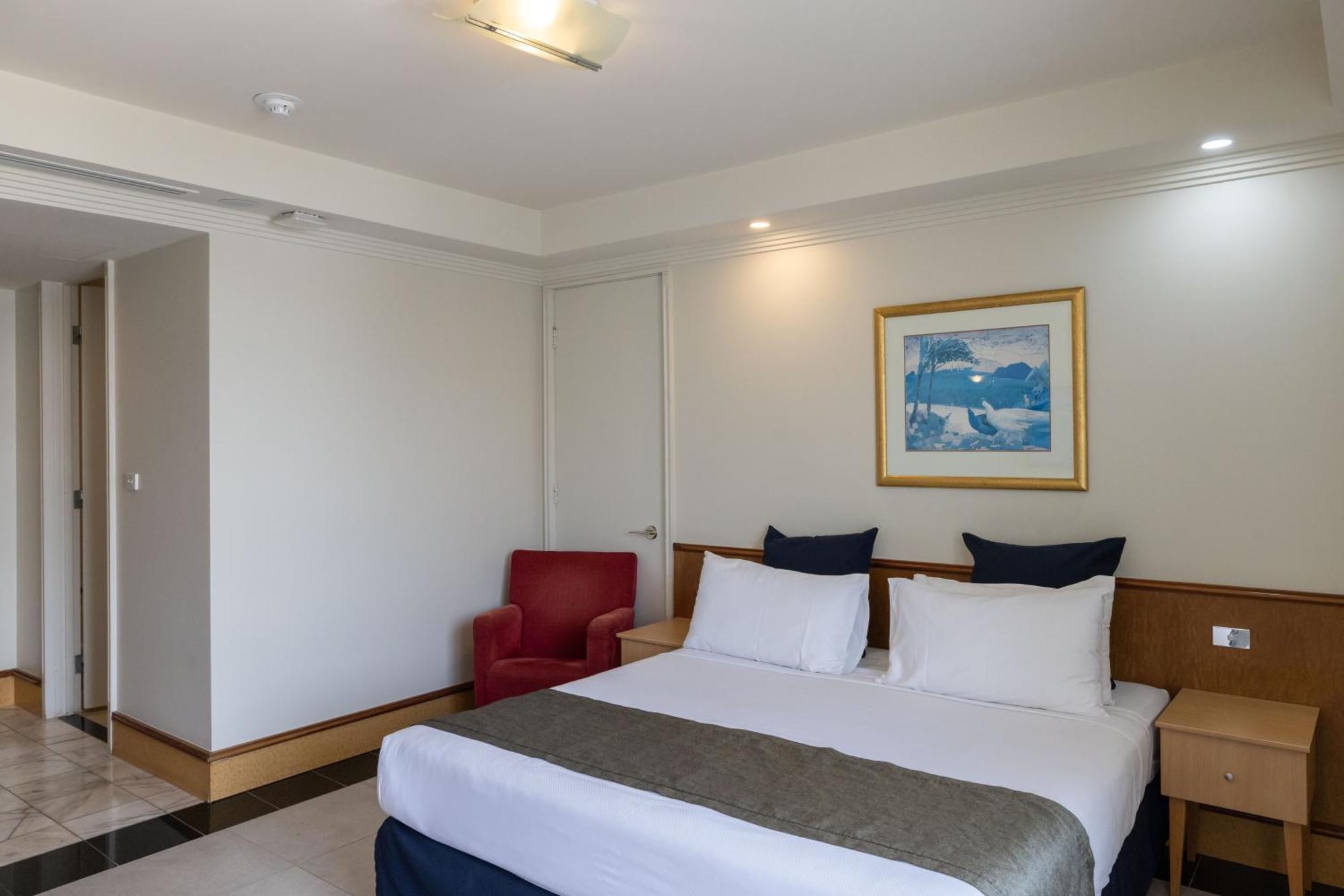 Mindil Beach Casino Resort Darwin Exteriör bild A room at the hotel