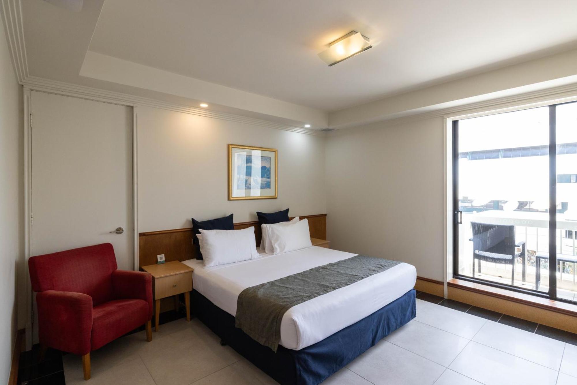 Mindil Beach Casino Resort Darwin Exteriör bild A bedroom at the hotel